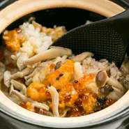 『ローストビーフの土鍋ご飯』は庄内牛のローストビーフ、北海道産のウニ、イクラなどに加え、ご飯にはきのこ、とうもろこし、根菜類など季節に合わせた旬の食材をたっぷりと。春には刻んだ春キャベツが入ることも。