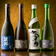 料理を引き立たせるお酒は、「初孫」や「黒龍」「田酒」など、季節に合わせて、同じ米を原料とする日本酒を用意しています。専用の冷蔵庫の前でお客自らがセレクトすることもできます。