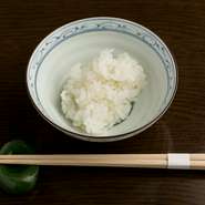すべてのコースには“主役”のご飯の旨さを知ってもらうため、先付として “ウェルカムライス”が供されるのが【おこん】の特徴。『ローストビーフの土鍋ご飯』では小柳津さんがご飯をかき混ぜてくれる気配りも。