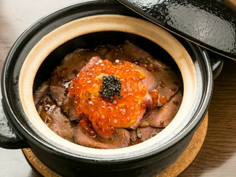 ローストビーフとウニ、キャビアを贅沢に盛った『ローストビーフの土鍋ご飯』