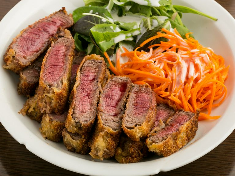 庄内牛のうま味を閉じ込めた『牛カツレツ』