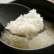 ご飯は土鍋で短時間で一気に炊き上げ、じっくり蒸らすのが甘みとコクを出す秘訣。一粒一粒が立っており、もちもちと心地よい食感が楽しめます。ローストビーフを外して、ご飯をかき混ぜてからお召し上がりください。