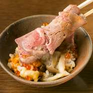 『ローストビーフの土鍋ご飯』ははじめにそのままで提供してから、ローストビーフを別皿に外し、私がお客様の前でご飯を混ぜるようにしています。よく混ぜたご飯をローストビーフで巻いてお召し上がりください。