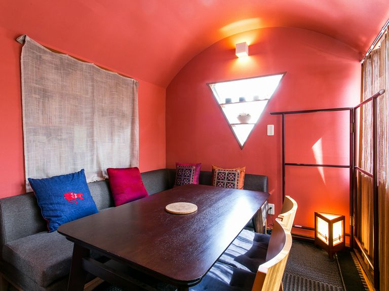 落ち着いて料理を楽しめるよう個室も用意