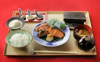 プリッとした大ぶりの海老と新鮮な京都の野菜を米油でカラッと揚げています。おだしのきいた天つゆをたっぷりつけてお召し上がりください。