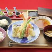 プリッとした大ぶりの海老と新鮮な京都の野菜を米油でカラッと揚げています。おだしのきいた天つゆをたっぷりつけてお召し上がりください。