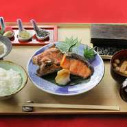 お魚好きの料理長が選ぶ、その時期旬のとびきりのお魚をご提供致します。香ばしくふっくらと焼き上げられたお魚は炊き立てのご飯にぴったりです。