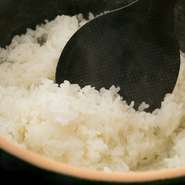 五ツ星お米マイスターが、全国各地のお米を食べ続けることでやっと辿り着いたお米を3種類ブレンド。お米本来の味を引き出す独自の精米方法と、土鍋による遠赤外線効果で、他にない食感と甘さを実現しています。