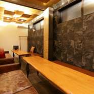 個室は、隣接した二室がつくられています。それぞれ独立して利用できますが、中央のパーテーションを外せば、一室としての利用も可能。シックな雰囲気の個室なので、落ち着いた食事時間を過ごせます。