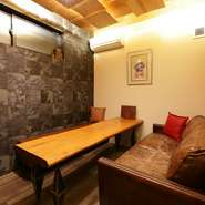 個室には、座り心地の良いソファと一枚板の木製テーブルを設置。いつもとは異なる接待や商談の場を設けることで、和やかな雰囲気が生まれそう。まずは、お酒を会話のきっかけにして…。