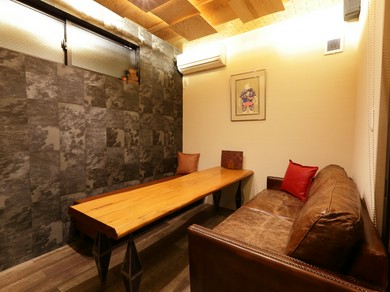 グッと色彩を抑え、主賓を引き立たせるための完全個室