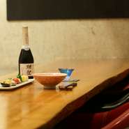 ひとりだからこそ、心地よい時間が過ごせるのだとか。カウンターに座り店主相手に、ちびりちびりと呑む酒の旨いこと旨いこと。まさに、大人のひとり呑みを満喫できる日本料理店です。