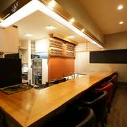 木目が美しい一枚板のカウンター席は、重厚感もあり大人のムードが漂います。大切な人と一緒に過ごしたいときにはぴったり。身体を包み込む椅子に深く腰を下ろせば、他愛もない話にも花が咲きそうです。