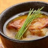 茶碗蒸しの中にも刻んだフォアグラが入っています。その上から生姜餡をかけて、表面を軽く炙ったフォアグラを乗せています。フォアグラのコクがあることで、お酒のアテとしても最適。