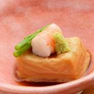 胡麻豆腐の周囲を焼くことで、ねっとりとした舌触りとは異なる食感も楽しめます。出汁の風味だけでも美味しくいただけますが、わさびと合わせればピリッと全体の味が引き締まります。