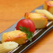 チーズは約10日間、じっくりと西京味噌につけてから使用。クリーミーな舌触りと香ばしい薫りが、美味しさを引き立たせてくれます。味噌とチーズの味のバランスが、絶妙に調和した一品。