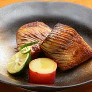 毎日、市場に出向いて食材を仕入れています。鮮度が問われる魚や野菜は、旬なものや新鮮なものを目利きしながら仕入れています。また、牛肉・豚肉・鶏肉については、地元産のものにこだわります。