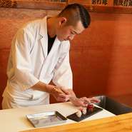 弊店に足を運んでいただけるお客様のため、美味しい料理はもちろんですが、お店の雰囲気や居心地の良さも大切だと考えています。充実した時間を過ごすことで、お客様が得られる満足感も変わると思っています。