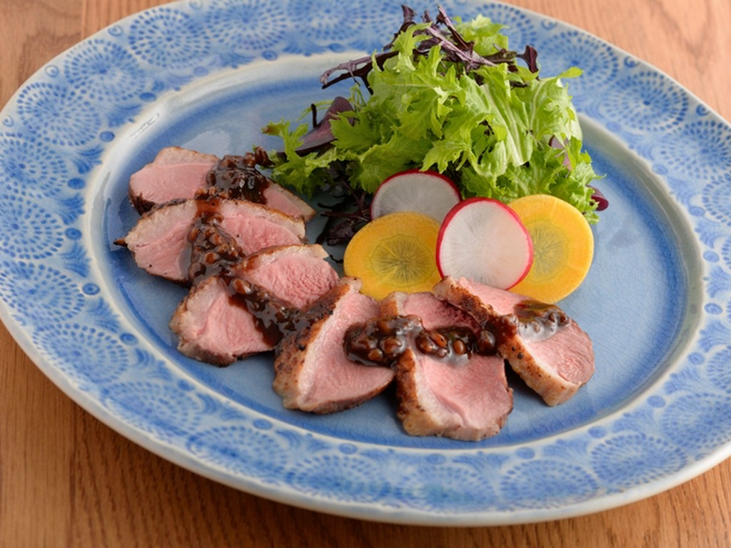 絶品ソースに驚く『鴨のロースト 醤（ひしお）ベリーソース』