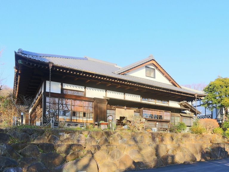 豊かな自然の中にある、築100年の古民家