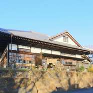 自然豊かな筑波山登山道入り口近辺に、築100年の古民家を移築。店内にはいろり・和ダンス・季節ごとの調度品が配されており、冬には薪ストーブに火を灯すなど四季折々の料理を演出も楽しめます。