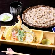 生の桜エビを贅沢に使った『かきあげ天そば』など、その時期ならではの食材を使った季節感たっぷりのおもてなし。旬の味わいに四季の流れを感じてはいかが。