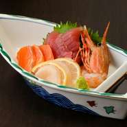 その日の仕入れによるので、盛り合わせの内容は日々異なります。さらに、鮮魚は数種の中から選ぶこともできるので、自分の好きな盛り合わせを楽しめます。
