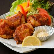 鶏モモ肉は、食べ応えを考え大きめにカット。揚げたての熱々を、口一杯にほおばりながらいただきましょう。ジューシーな美味しさに、幸せを感じられます。