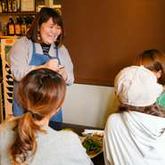 店に欠かせない、女将の笑顔。
店主の料理を盛り立てるのは、女将のお客さまへのおもてなし。
