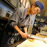 カウンター内から、お客様が美味しそうに食事をしている姿を見ることが好きです。私自身、お喋りが得意ではありませんが、お客様とお話しすることは好きなので気軽に話しかけていただければと思います。