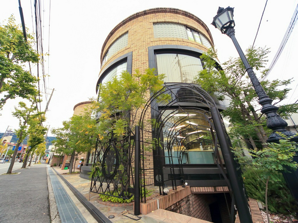 おしゃれなルーブルコート苦楽園の地下にあるお店