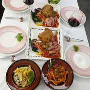 「記念日は特別なコースを食事したい。」「彼氏（彼女）が大好きな食材を使って料理してほしい。」など、予約の時に打合せをし、最高の食事を演出していきます。自由なメッセージを添えたデザートプレートも必見。