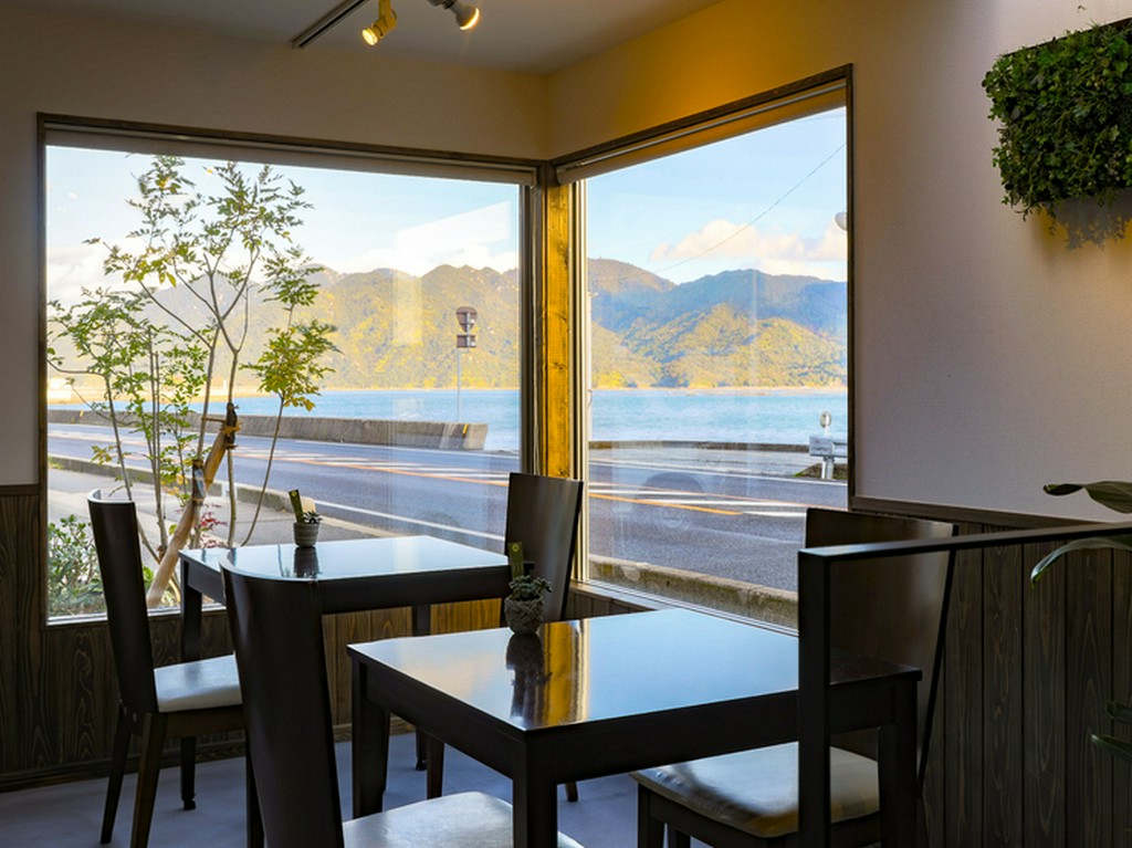 美しい景色を眺めながら、本格的な鉄板洋食が食べられる