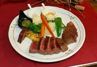 やわらかい赤身肉の厳選国産牛です。
1組のグループでシェアするグラムを選ぶとお得です。
100g 3700円 200ℊ 7000円 300g 10270円 400ℊ 13320円と国産牛の量をまとめると最大10%お得になります。