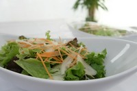 ステーキの単品又はビーフシチューに対してサラダ、スープ、バゲット又はライス、1ドリンクをつけるセットメニューです。
来店グループ人数分つけることができます。