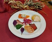 お一人様分です。4~5品ずつ楽しめるシーズナブルな一皿です。
苦手な食材があればお気軽にお申し付けくださいませ。