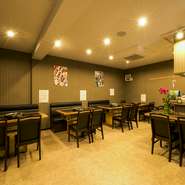 女性でも入りやすい清潔感のある店内は、席と席との間にゆとりを持たせてあるのでゆったりとくつろげます。少人数のお食事会から26名貸切宴会まで、本場の『火鍋』コースや四川家庭料理を堪能できます。