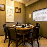 「周りを気にせず、家族でゆっくりとくつろぎたい…。」そんな時にも、人気の円卓テーブルなら、家族で気兼ねなくお食事が楽しめます。円卓で『火鍋』を囲めば、皆の顔が見えて会話も弾みます。