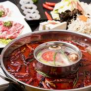 重慶本場の味わいを堪能できる『火鍋』は4種のコースを用意。各コースの具材に、肉類、魚介類、水餃子などの「おすすめメニュー」をプラスして、好みの『火鍋』がいただけるのも魅力です。5種類のつけだれも◎。