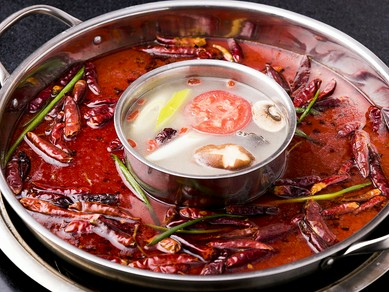 辛さやみつきの「紅湯スープ」とコラーゲンたっぷりの「白湯スープ」の2つの味が楽しめる『火鍋』