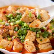 自慢の『麻婆豆腐』は、辛さの中にもコクがあり、癖になる味わいです。国産豚ミンチと滑らかな絹ごし豆腐を使用し、本場ならではのレシピとテクニックが生み出す深みのある美味しさは、食べ始めると止まりません。