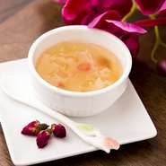 中国古代宮廷の皇妃が愛したと言われる、コラーゲンたっぷりの食材「銀耳」（白キクラゲ）を氷砂糖で煮た『氷糖銀耳（ピンタンイアル）』は、辛い『火鍋』の後のお口直しのデザートに。女性に大人気のスイーツです。