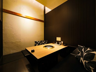 個室でデートや接待など食事をしながら楽しいひと時を過ごせる