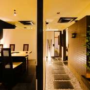 黒、茶色、白を基調にした店内は落ち着いた雰囲気。席と席の間は適度な距離感を保たれ、ゆっくり食事を楽しめるように工夫されてます。日常を忘れくつろぎながら優雅なひと時を過ごすことができます。