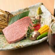 Ａ5和牛の希少なザブトンを使用。鮮度がバツグンなのでレアで食べると美味しいです。ワサビと一緒に食べれば違った味わいが楽しめます。