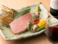 Ａ5和牛の希少なザブトンを使用。鮮度がバツグンなのでレアで食べると美味しいです。ワサビと一緒に食べれば違った味わいが楽しめます。