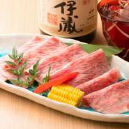 良い肉だからこそできる自慢の一品です。個人的には焼肉は塩から初めてもらいたいので、やきしゃぶもまずは塩から味わってください。その後、たれ、月見と順を追ってみると味の変化がより感じられます。