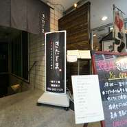 地下一階にあるお店なので、ちょっと隠れ家的な雰囲気があります。他のお店は閉まっているのですが、朝4時まで営業しているので、看板が光っているところを目指してお立ち寄りください。