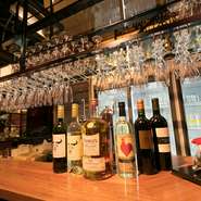 「良いワインをもっと気軽に、もっと多くの人に飲んでほしいから」という、オーナーの発案から生まれた『無制限飲み放題』。コース料理はもちろん、アラカルトメニューと合わせて注文することができるので、ぜひ！