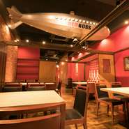 ウッディやレンガのブラウン系で温かみを出しつつも、ポップな赤い色でテンションアップ！　テーブル席は、人数に合わせて半個室にすることもできます。お喋り弾む女子会を開きたいときには、ぴったり。